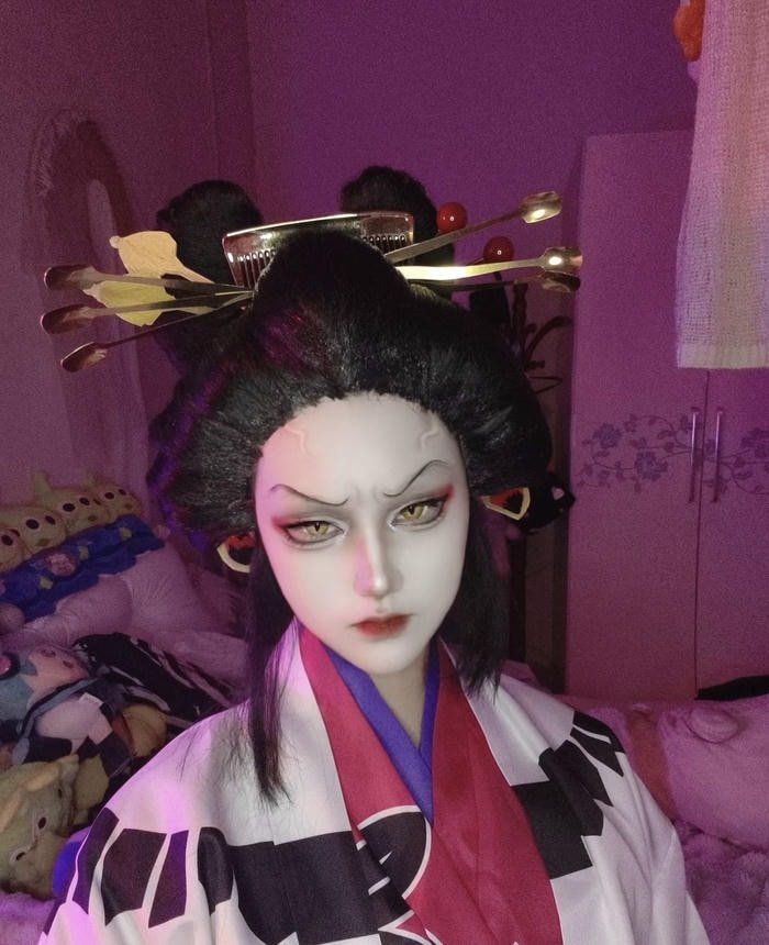 hình daki cosplay biểu cảm lạnh lùng