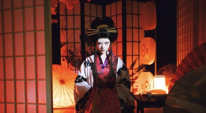 hình daki cosplay sắc mặt vô cảm