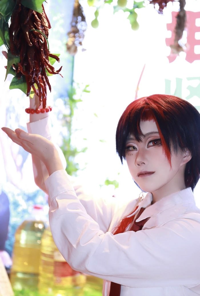 hình gái cosplay phong cách trung ánh mắt dịu
