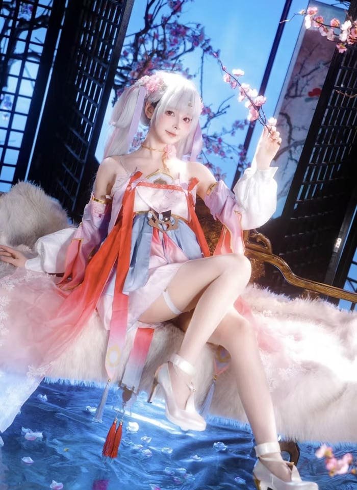 hình gái cosplay phong cách trung ánh mắt hiền