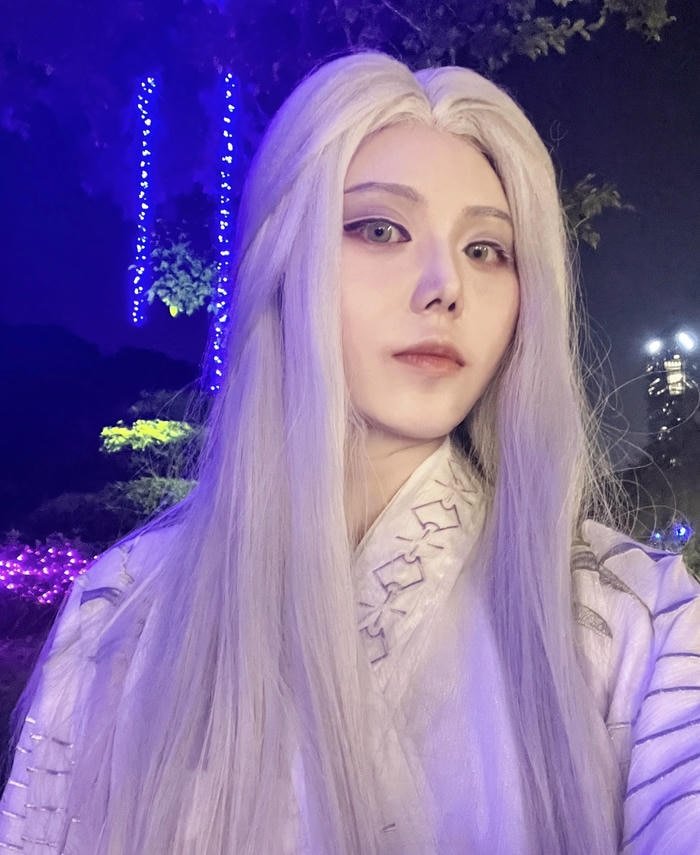 hình gái cosplay phong cách trung biểu cảm nhẹ nhàng