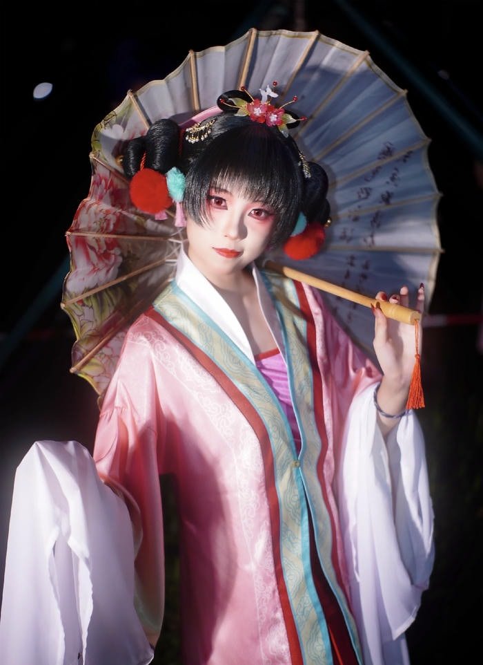 hình gái cosplay phong cách trung dáng người thanh mảnh