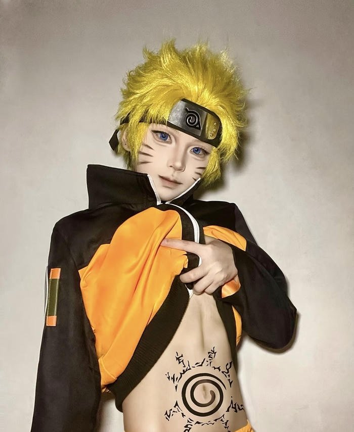 hình naruto cosplay bụng có hình xăm