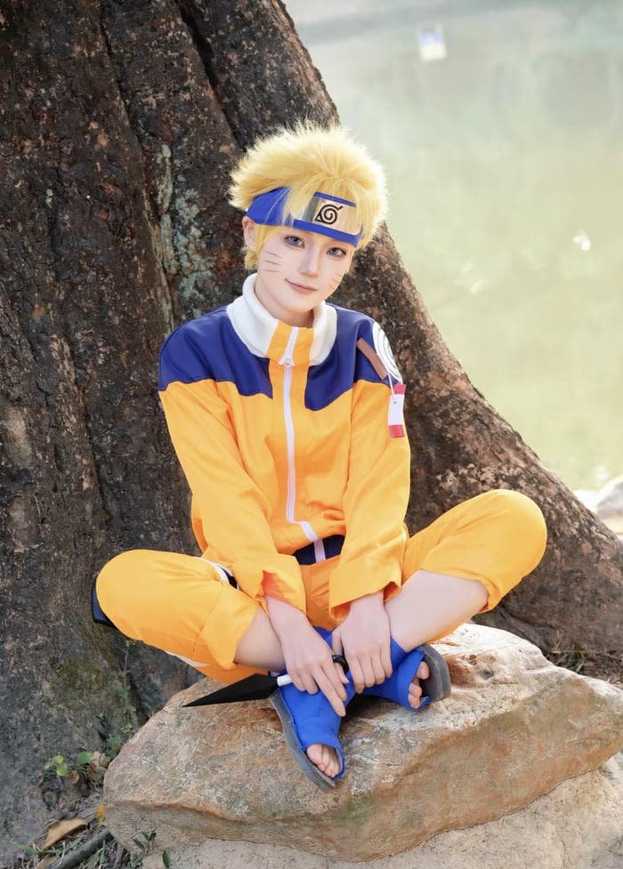 hình naruto cosplay ngồi dưới gốc cây