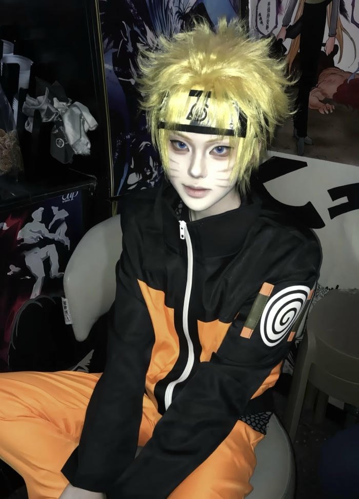 hình naruto cosplay ngồi thư giãn