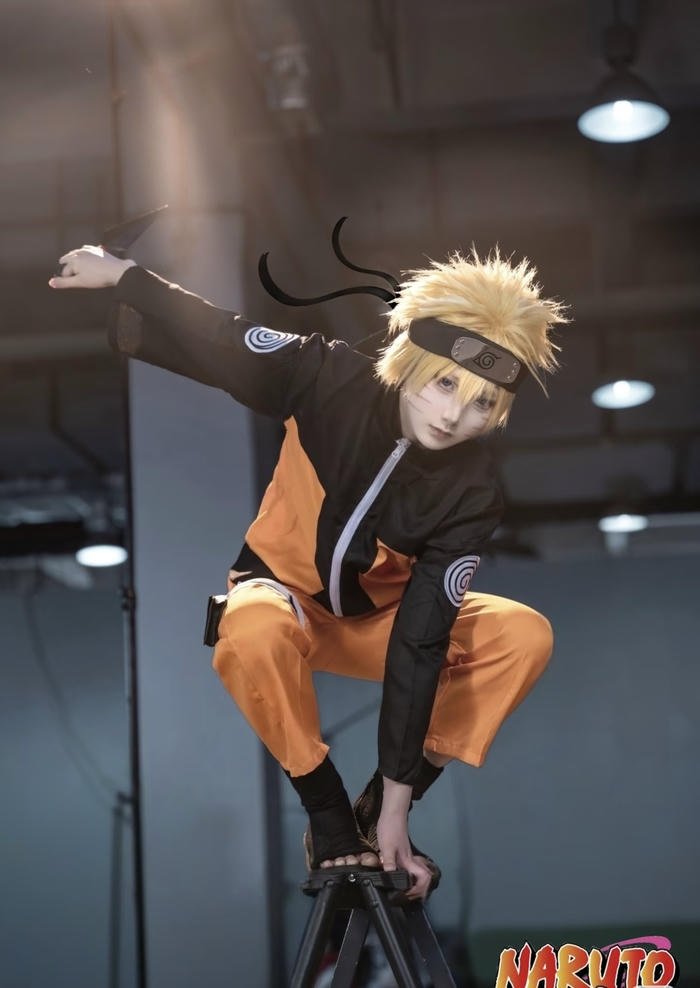 hình naruto cosplay tạo dáng trên cao