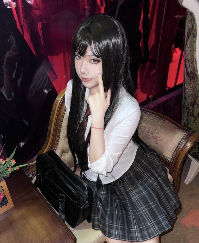 hình nữ sinh cosplay ánh mắt tươi vui