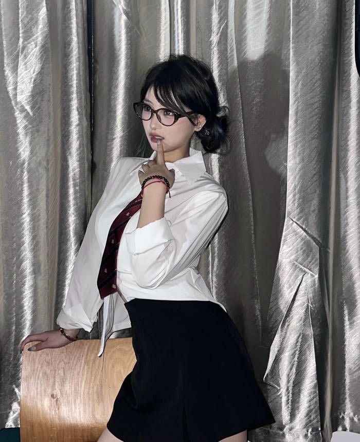 hình nữ sinh cosplay đeo kính