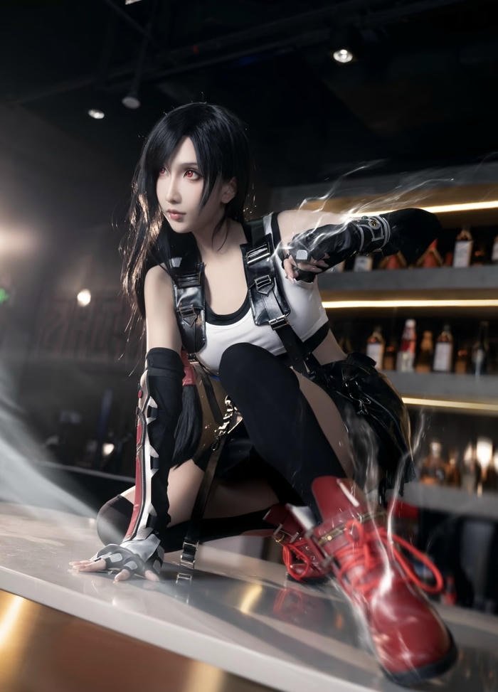 hình tifa cosplay ánh mắt cuốn hút