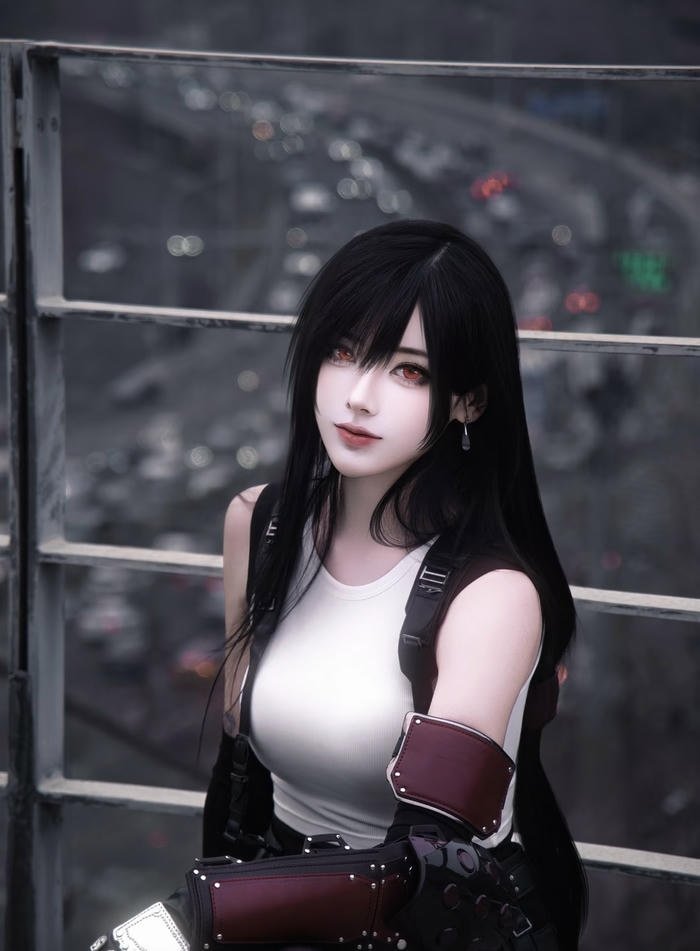 hình tifa cosplay dáng ngồi vững vàng