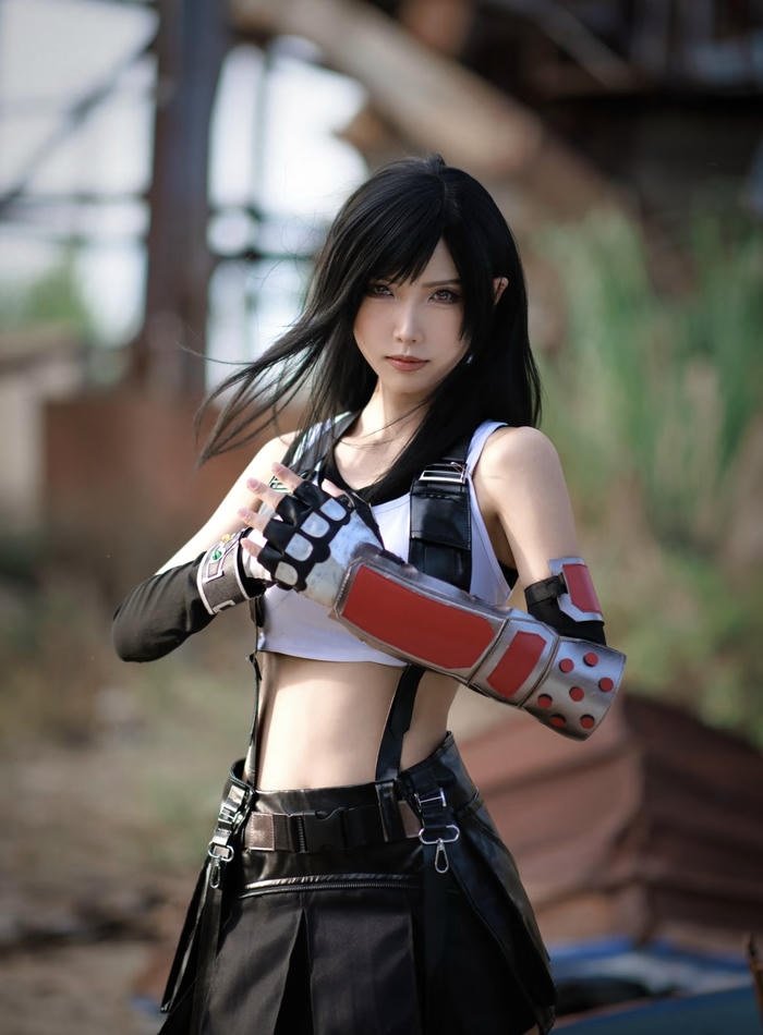 hình tifa cosplay khoanh tay biểu cảm quyết đoán