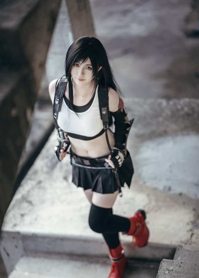 hình tifa cosplay tư thế phòng thủ