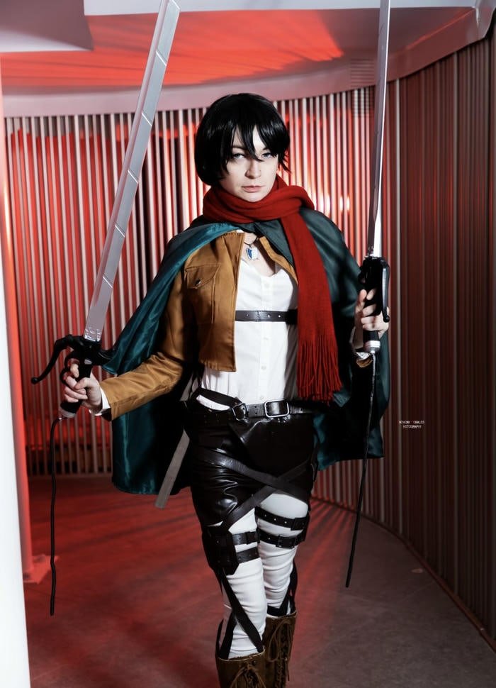 misaka cosplay đứng hai tay cầm kiếm dài