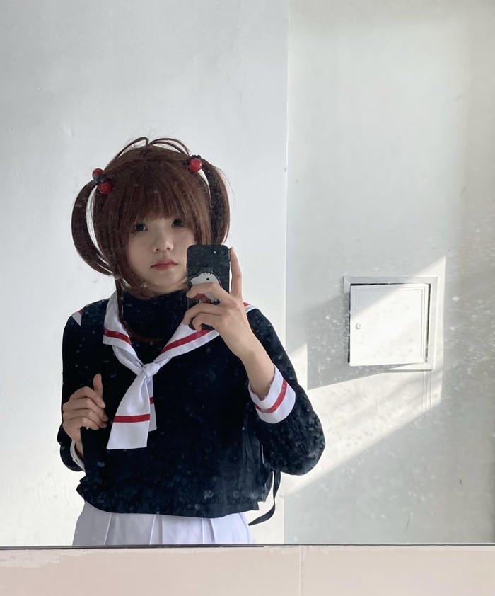 nữ sinh cosplay chụp hình trước gương