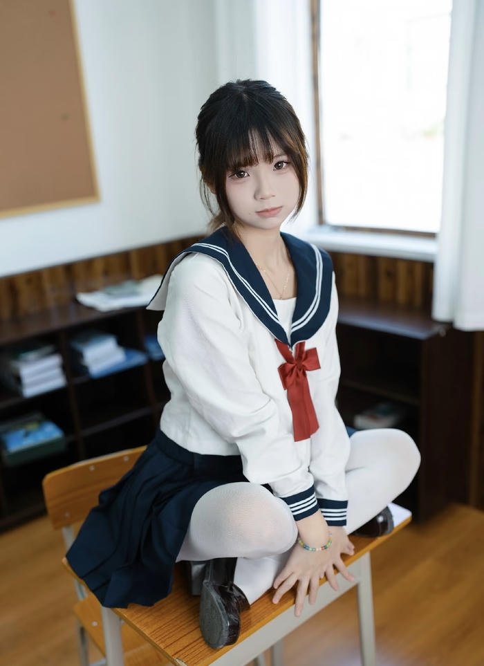 nữ sinh cosplay ngồi khoanh chân