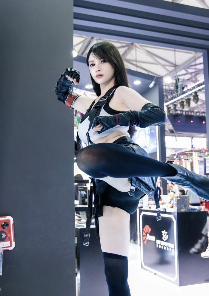 tifa cosplay làn da trắng trẻo