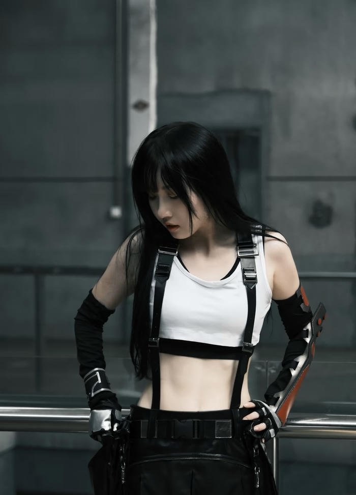tifa cosplay tạo dáng bên lan can