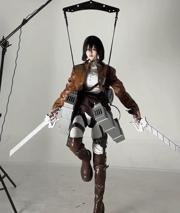 Ảnh attack on titan cosplay dáng đứng thẳng đầy quyết tâm