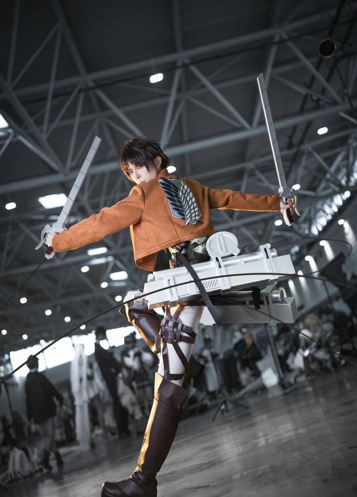 Ảnh attack on titan cosplay tư thế sẵn sàng chiến đấu