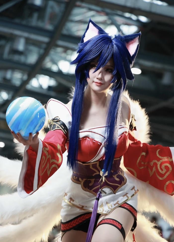 Ảnh cosplay ahri biểu cảm tươi tắn dễ thương