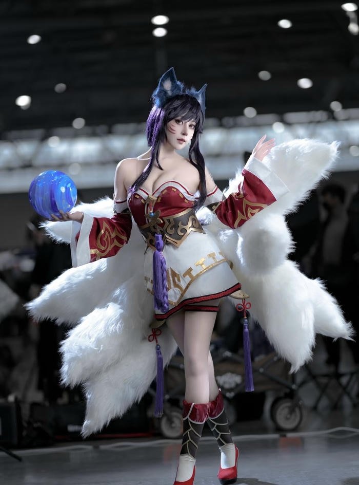 Ảnh cosplay ahri dáng đứng mềm mại quyến rũ
