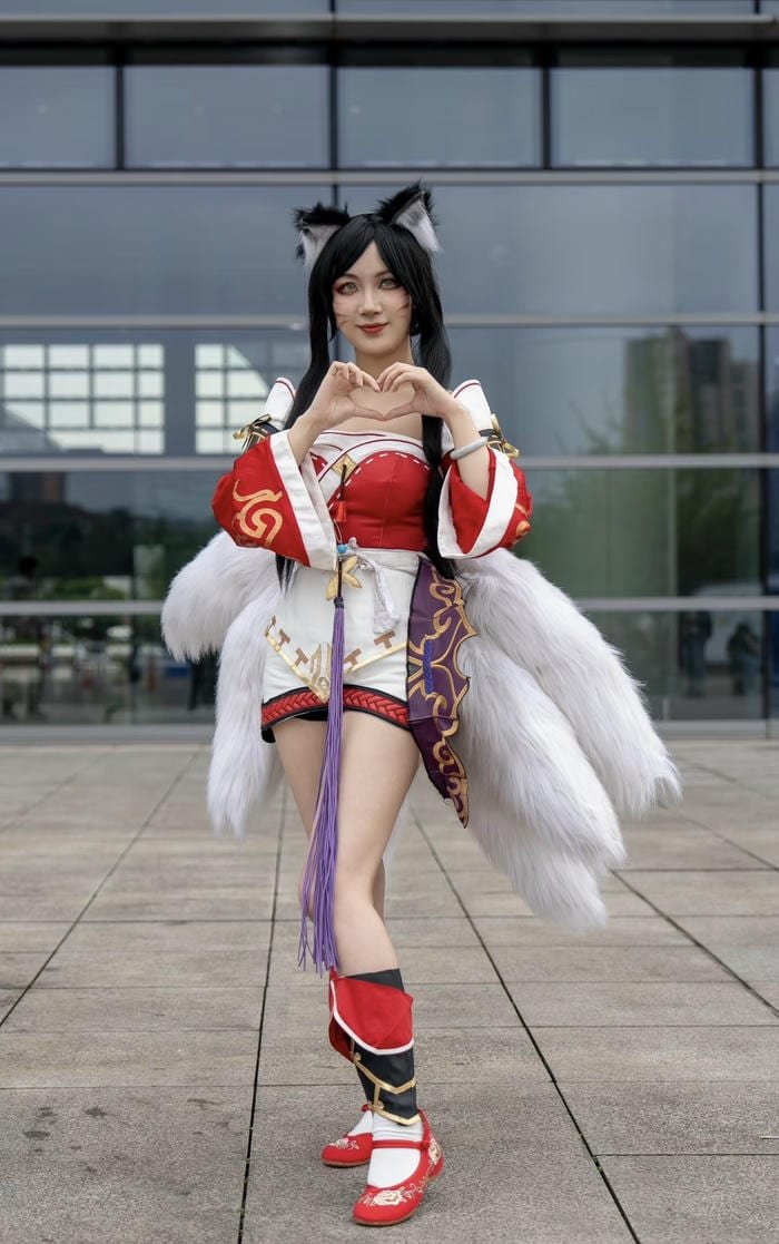 Ảnh cosplay ahri tư thế nhẹ nhàng nữ tính