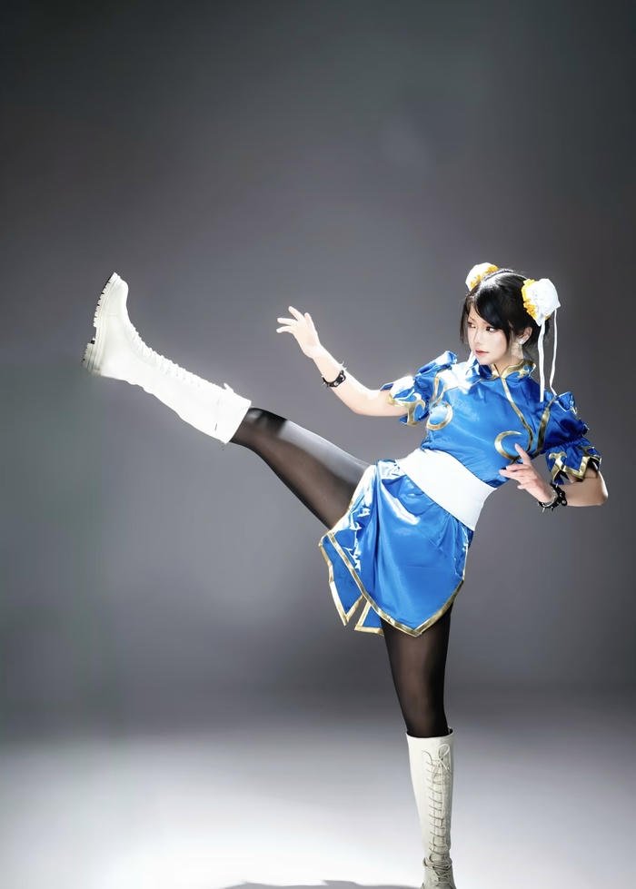 Ảnh cosplay chun li biểu cảm tự tin cuốn hút