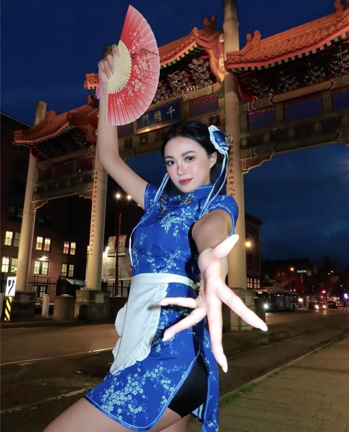 Ảnh cosplay chun li dáng đứng mạnh mẽ cuốn hút