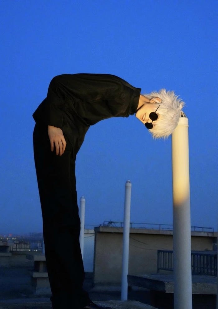 Ảnh cosplay gojo cử chỉ thoải mái