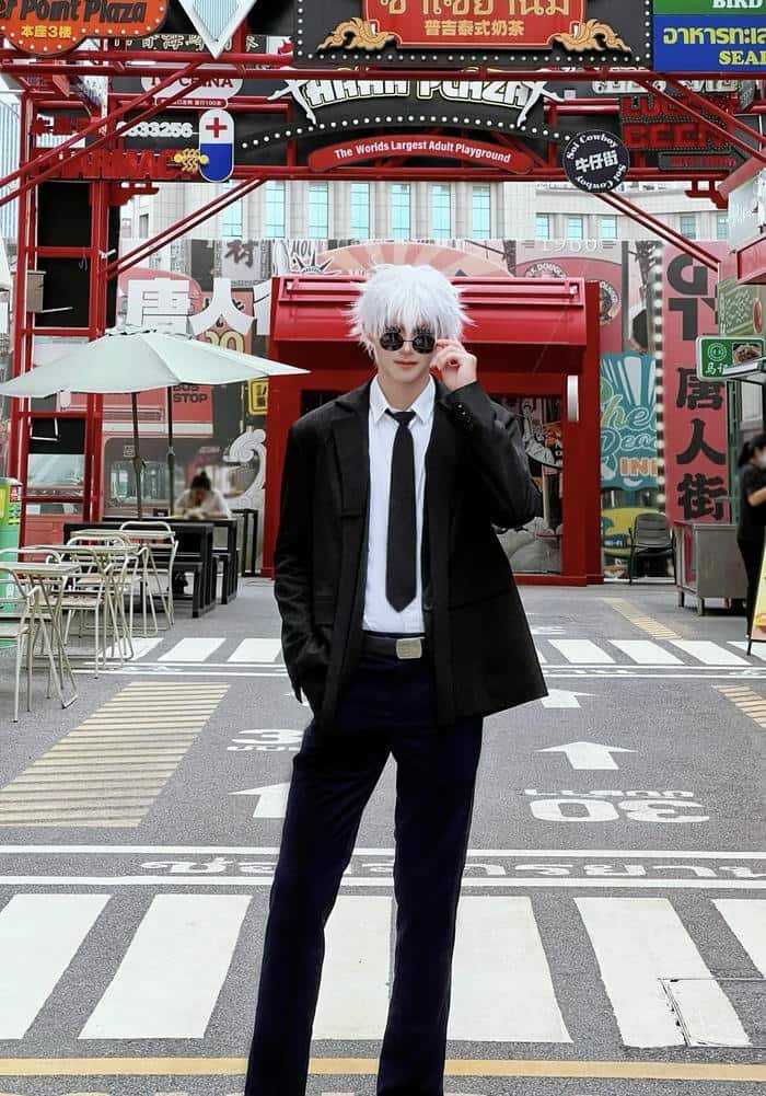 Ảnh cosplay gojo dáng đứng cao