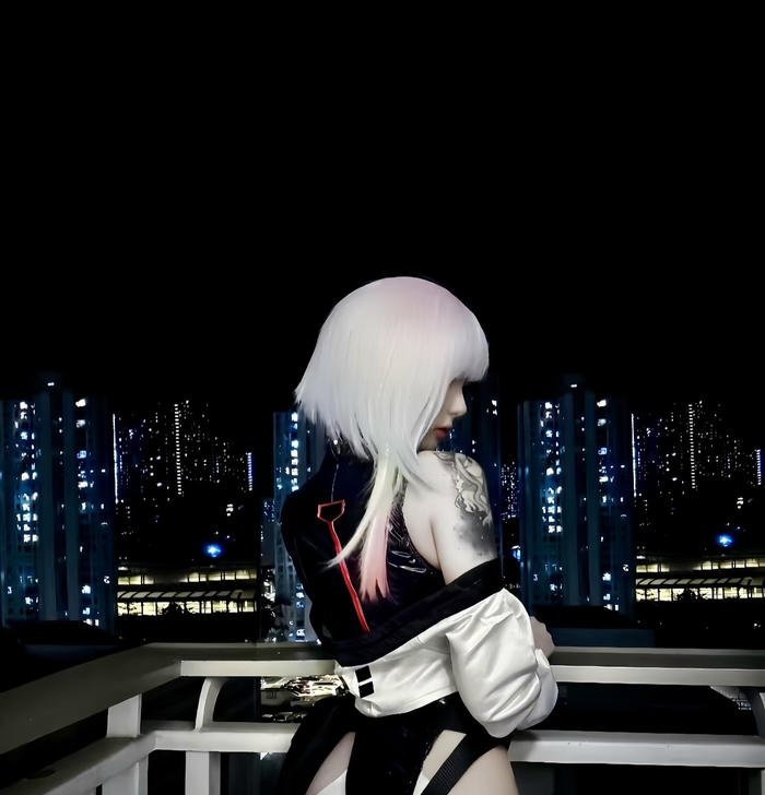 Ảnh cosplay lucy mái tóc trắng nổi bật