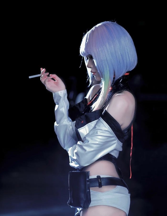 Ảnh cosplay lucy tạo dáng năng động