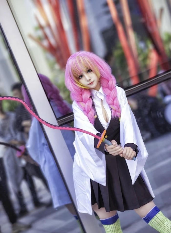 Ảnh cosplay luyến trụ ánh mắt long lanh dịu dàng
