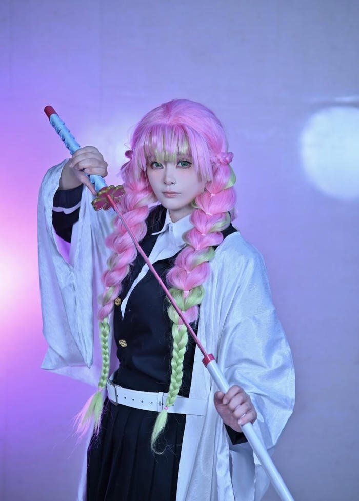 Ảnh cosplay luyến trụ dáng đứng nữ tính uyển chuyển