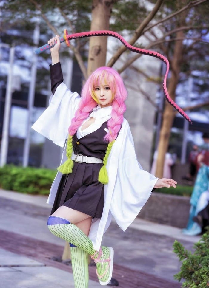 Ảnh cosplay luyến trụ mái tóc hồng xanh nổi bật
