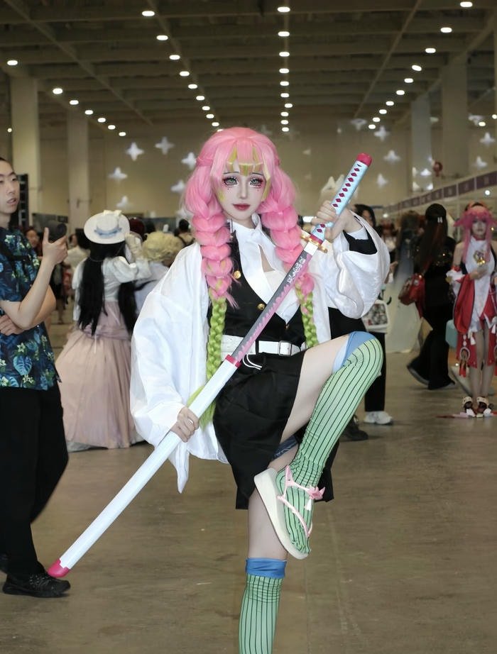 Ảnh cosplay luyến trụ thần thái nhẹ nhàng cuốn hút