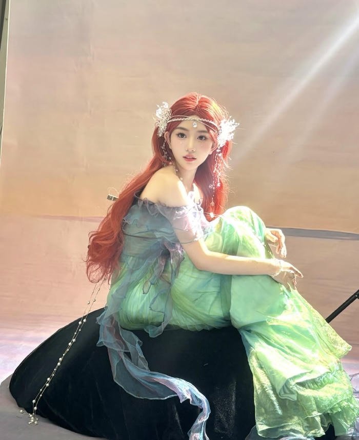 Ảnh cosplay nàng tiên cá ánh mắt mơ màng dưới biển