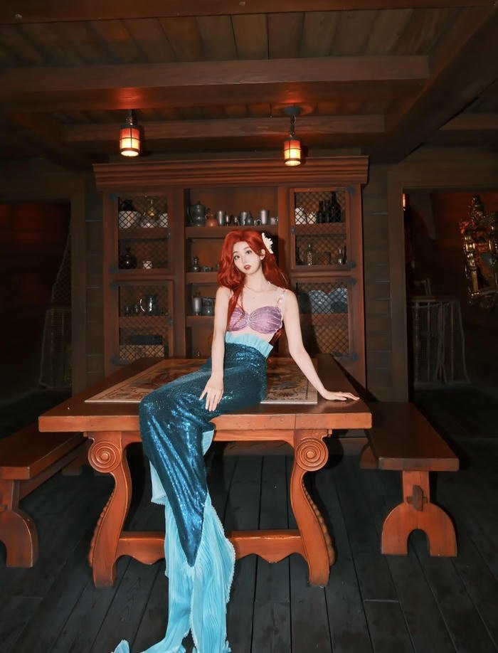 Ảnh cosplay nàng tiên cá đuôi cá lấp lánh sắc màu