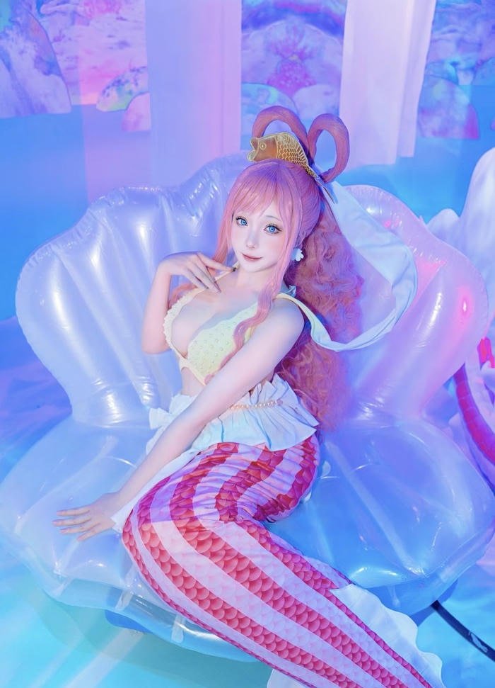 Ảnh cosplay nàng tiên cá mái tóc dài bồng bềnh