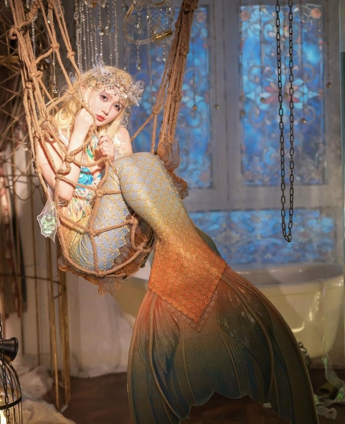 Ảnh cosplay nàng tiên cá tạo dáng ngồi trên đá