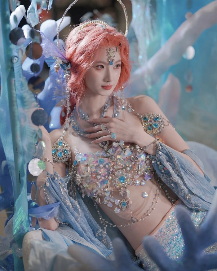 Ảnh cosplay nàng tiên cá với biểu cảm đáng yêu tự nhiên