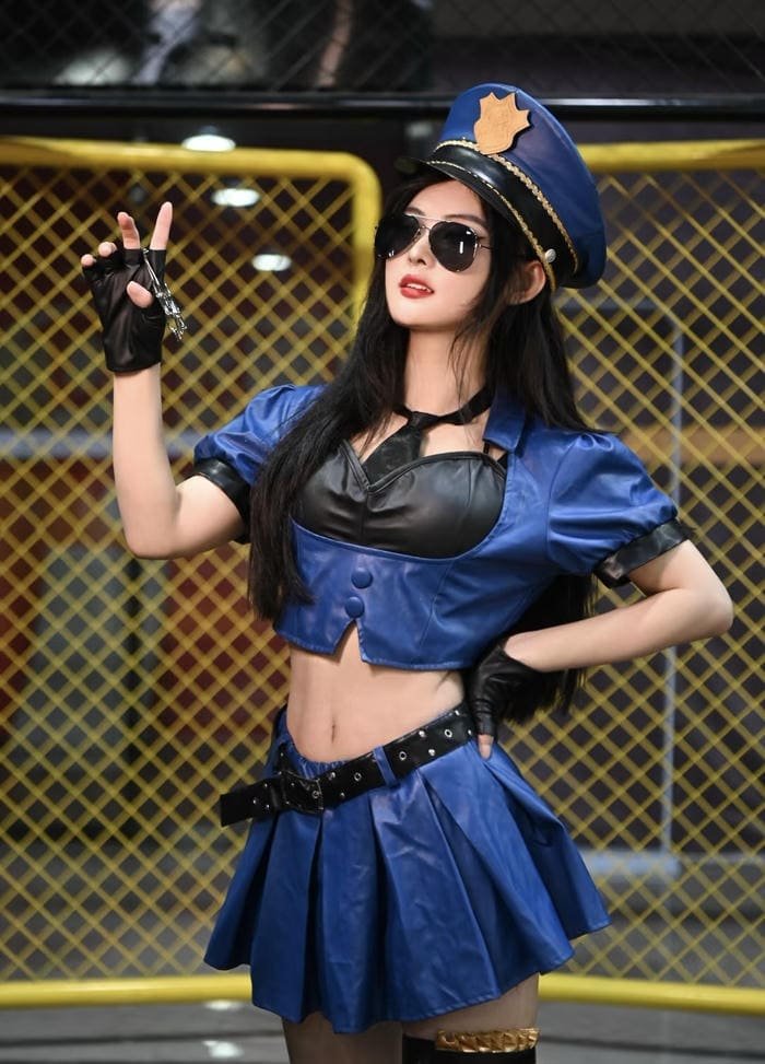 Ảnh cosplay nhân vật anime biểu cảm lạnh lùng