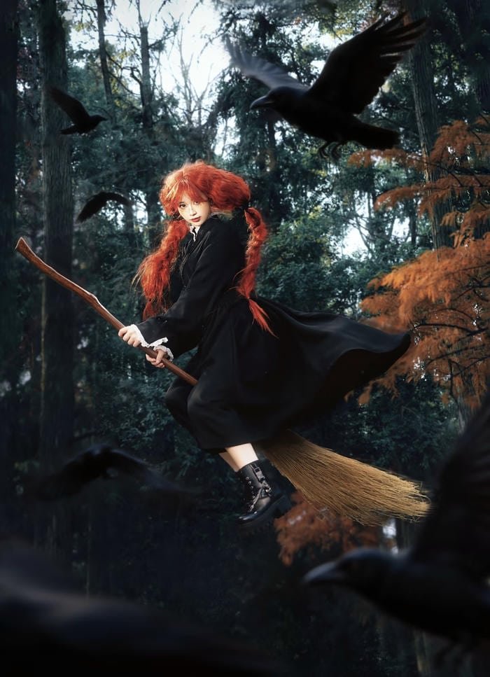 Ảnh cosplay phù thuỷ ngồi chổi bay