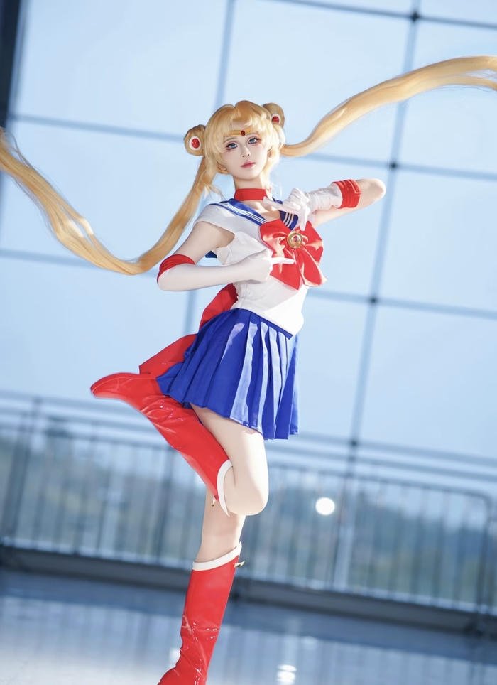 Ảnh cosplay sailor moon dáng đứng duyên