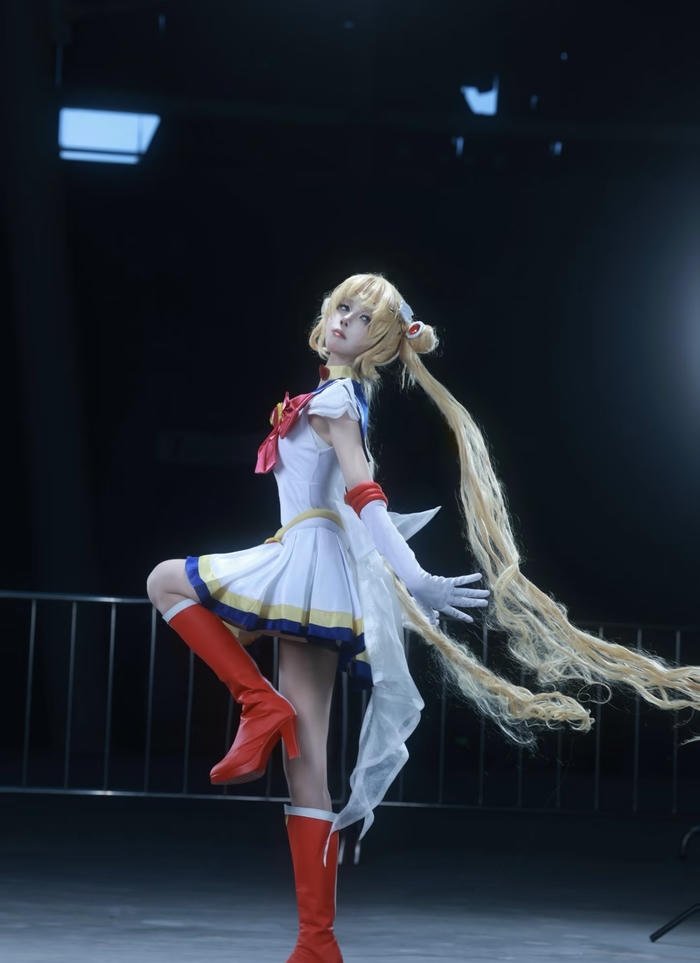 Ảnh cosplay sailor moon tạo dáng co 1 chân