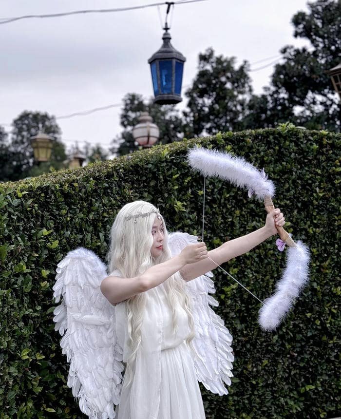 Ảnh cosplay thiên thần ánh mắt hiền hòa trong trẻo