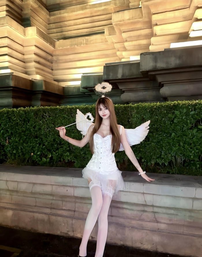 Ảnh cosplay thiên thần mái tóc dài bay nhẹ