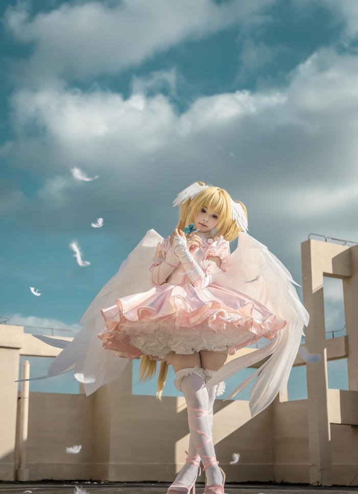 Ảnh cosplay thiên thần nụ cười dịu dàng