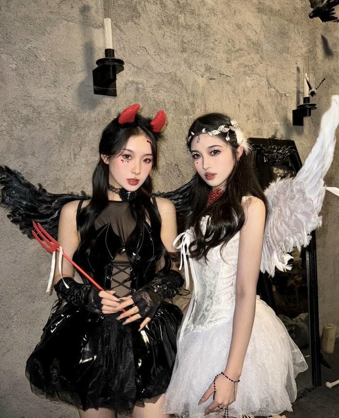 Ảnh cosplay thiên thần tạo dáng dang cánh uyển chuyển