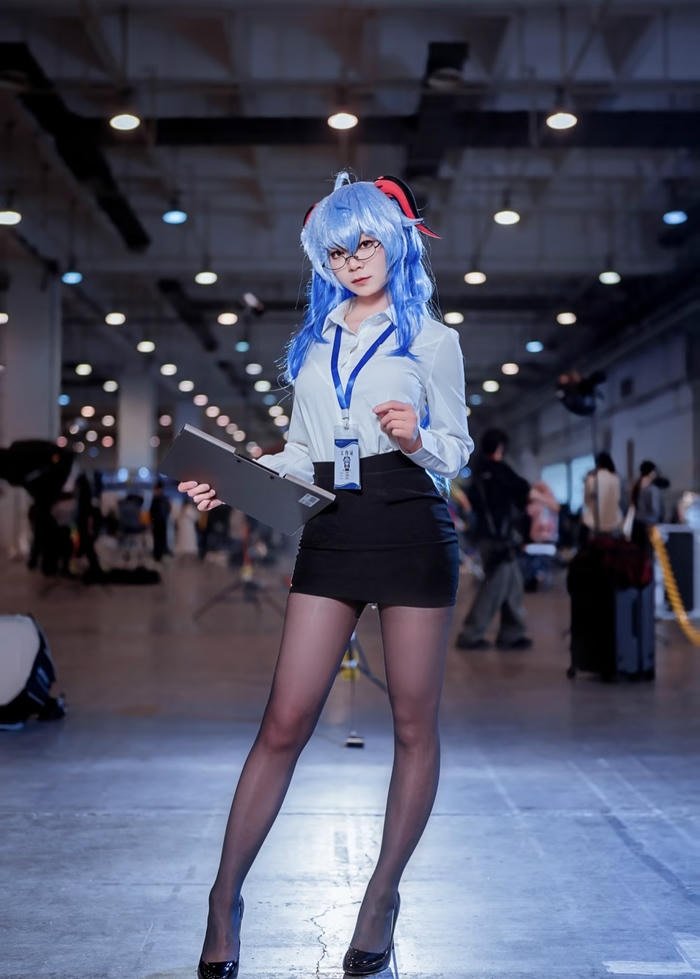 Ảnh cosplay thư kí biểu cảm tập trung